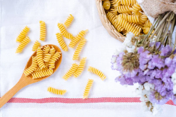 Fusilli tészta fakanállal. Felülnézet. — Stock Fotó