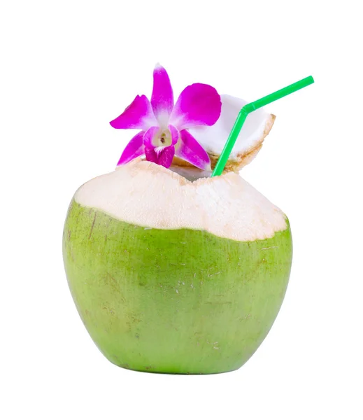 Зеленый кокос с питьевой соломой на белом фоне . — стоковое фото