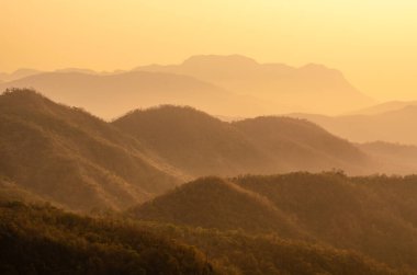 Yaz sabahları dağ manzarası sıcacık ve güzel, Phetchabun, Tayland.