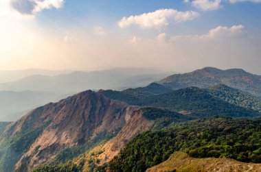 Gün batımında dağdaki ormanın panoramik görüntüsü, dağlarda parlayan güneş ışığı Mulayit Taung, Myanmar 'da güzel gölgeler var..