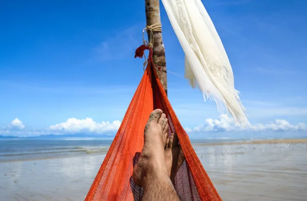 Tempo Libero Estate Rilassarsi Amaca Sulla Spiaggia Sabbia Guardare Cielo — Foto Stock