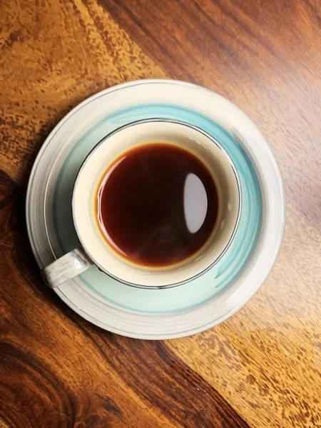 Bir bardak akarsu siyah çay bir Seramik çay seti servis