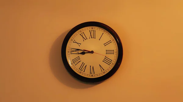 Duvar merkezinde gösterilen klasik ahşap Retro saat