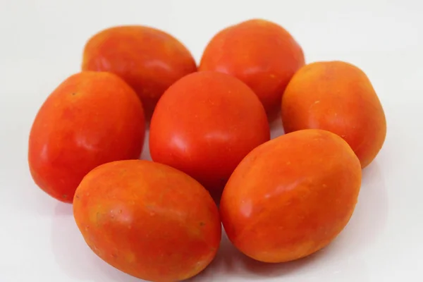 Stelletje verse, sappige en vlezige tomaten — Stockfoto