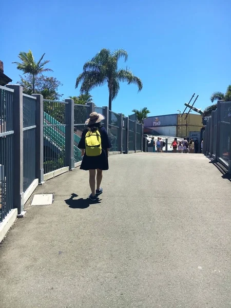 Yalnız kadın gezgin Sydney sokaklarında yürüyüş, Avustralya ve onun tatil zevk
