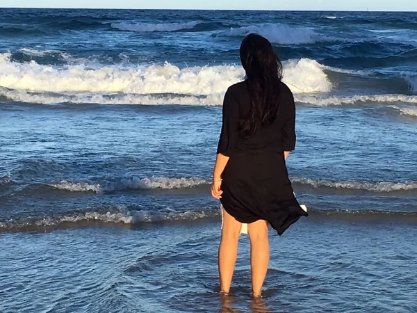 Lady Gold Coast, Avustralya sahilde yalınayak yürüyüş ve tropikal esinti ve sıcak gün batımı zevk.