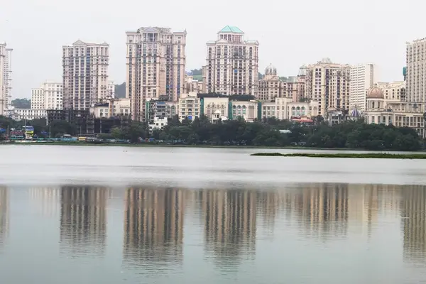 Muhteşem Şehir Skyline, Powai Gölü ve Mumbai muson sırasında çekilen yeşillik, Hindistan