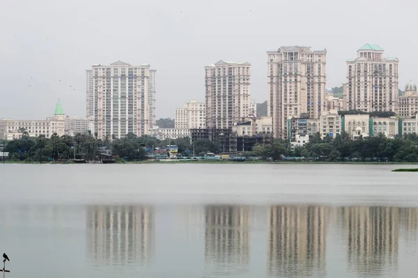 Muhteşem Şehir Skyline, Powai Gölü ve Mumbai muson sırasında çekilen yeşillik, Hindistan