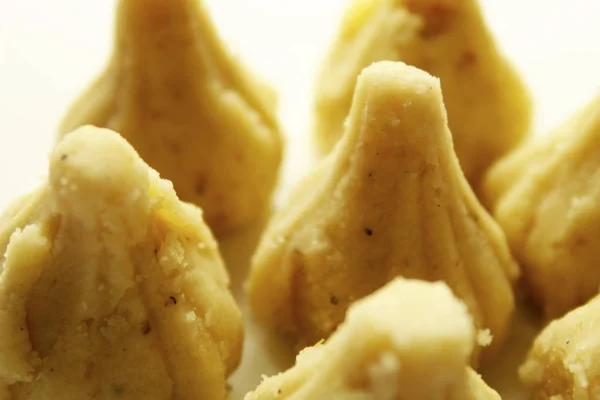 Hindu festivali 'Ganesh Chaturthius' sırasında Ganesha 'ya sunulan Hint tatlısı Modak' ın yakın plan çekimi.
