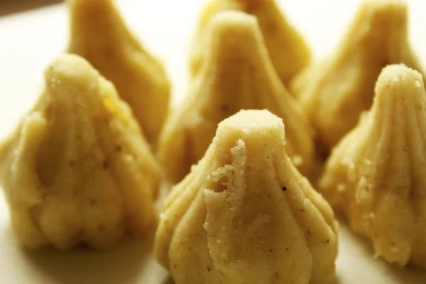 Hindu festivali 'Ganesh Chaturthius' sırasında Ganesha 'ya sunulan Hint tatlısı Modak' ın yakın plan çekimi.