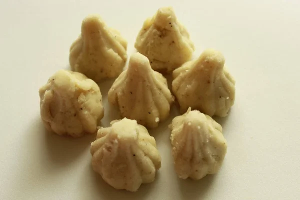 Hindu festivali 'Ganesh Chaturthius' sırasında Ganesha 'ya sunulan Hint tatlısı Modak' ın yakın plan çekimi.