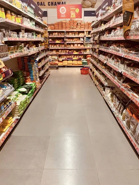 Satışa bir bölüm mağazaraflarında görüntülenen ürünler, Mumbai