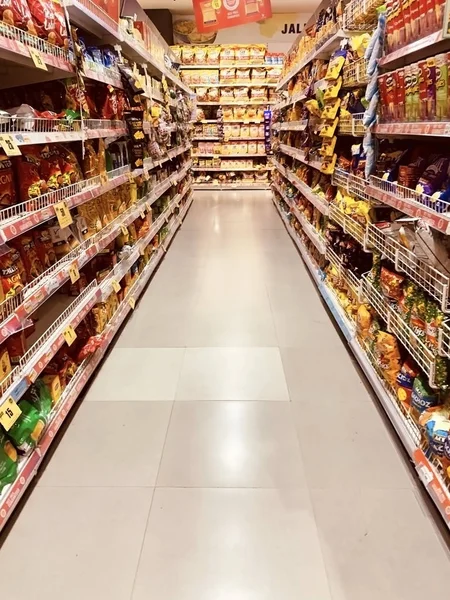 Satışa bir bölüm mağazaraflarında görüntülenen ürünler, Mumbai