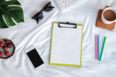 Ananas çanta, kalem ve sıcak kahve ile Planlayıcı aksesuarları