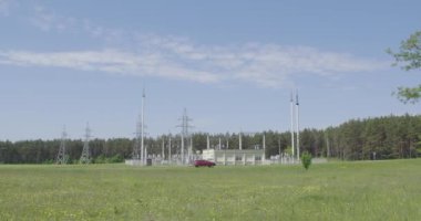 Yüksek voltajlı elektrik hatları. Elektrik santrali.