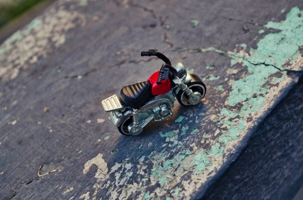 Kentsel sahnede küçük kırmızı motosiklet oyuncak