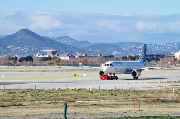 Barselona-El Prat Havaalanı'nda Iberia Handling Services tarafından geri çevrilen Vueling Airlines'a ait bir Airbus A320 uçağı (Iata: Bcn)