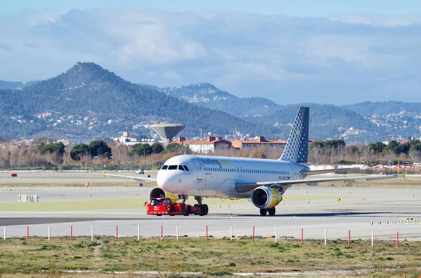 Barselona-El Prat Havaalanı'nda Iberia Handling Services tarafından geri çevrilen Vueling Airlines'a ait bir Airbus A320 uçağı (Iata: Bcn)