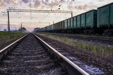 Raylar üzerinde yük vagonları