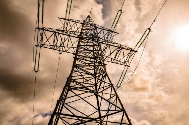 yüksek voltaj güç hattı