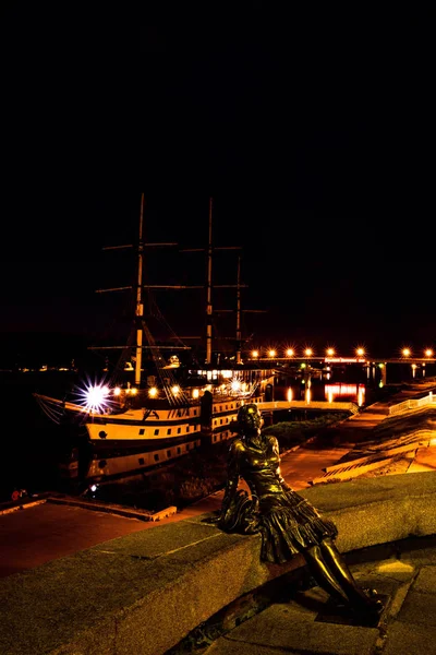 Girl on the embankment of Veliky Novgorod — Stock Photo, Image