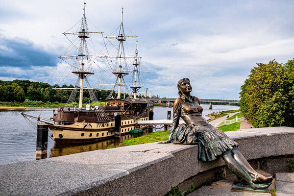 Девушка на набережной Великого Новгорода
