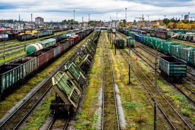 Demiryolu 2 'deki yük trenleri.