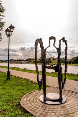 Rıhtımda modern heykel