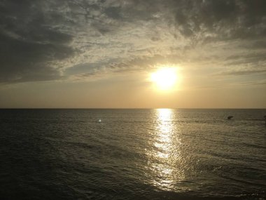 Gün batımı zamanı. Gökyüzü manzarası. Gök -yüzü. Bulut. Deniz manzarası. Gölü.