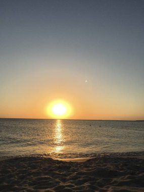 Gün batımı zamanı. Gökyüzü manzarası. Gök -yüzü. Bulut. Deniz manzarası. Gölü.