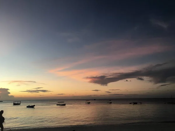 Pôr Sol Ilha Zanzibar Tanzânia Céu Framboesa Barcos Água Mar — Fotografia de Stock