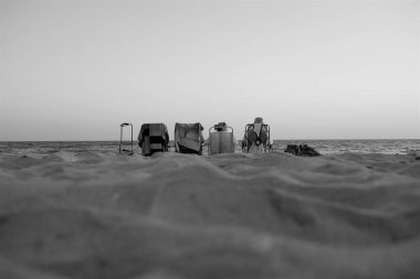 Plajın siyah beyaz manzarası
