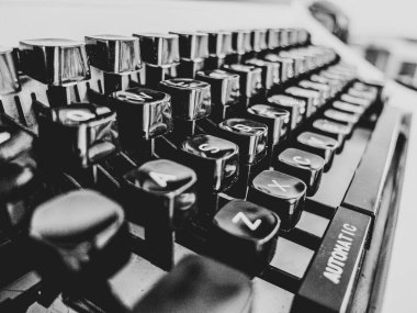 90 'lardan kalma güzel bir daktilo.