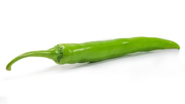 Kırmızı biber beyaz arkaplanda izole edildi