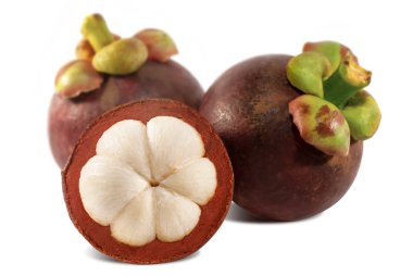 Beyaz arka planda izole edilmiş mangosteen meyvesi