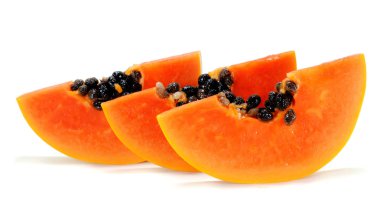 Beyaz arka planda papaya meyvesi