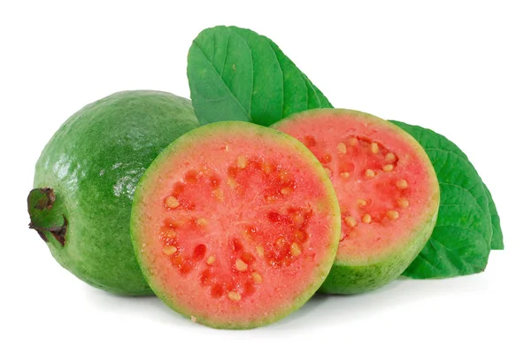 Guava meyvesi beyaz arkaplanda izole