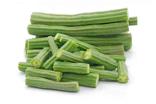 Moringa oleifera beyaz arkaplanda izole edildi