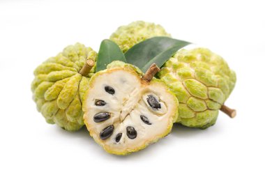 Beyaz arkaplanda Annona veya Custard elma izole