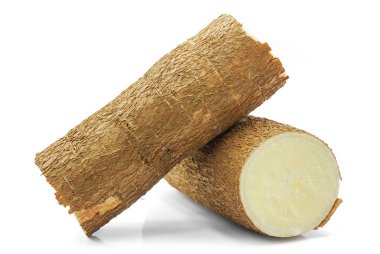 Beyaz arkaplanda yalıtılmış Cassava kökü