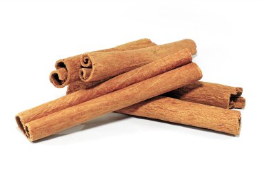 Tarçın çubukları beyaz arkaplanda izole