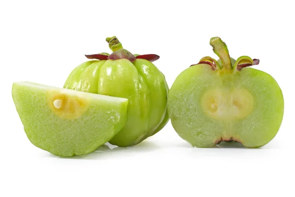 Garcinia atroviridis meyvesi beyaz arkaplanda izole