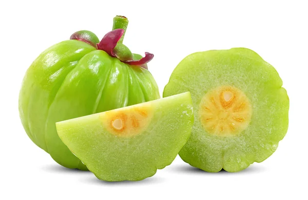 Garcinia atroviridis meyvesi beyaz arkaplanda izole