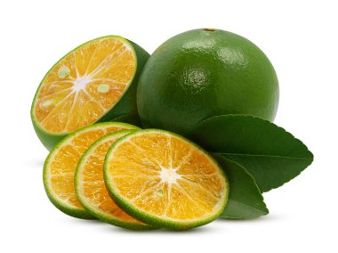 Beyaz arkaplanda izole edilmiş Calamansi veya Yeşil portakal meyveleri