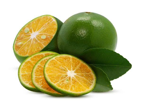 Calamansi Oder Grünorangefarbene Früchte Isoliert Auf Weißem Hintergrund — Stockfoto