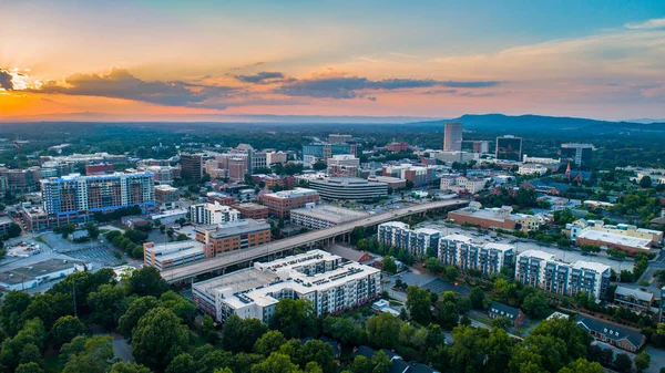 Greenville South Carolina SC Skyline Drone antena o zachodzie słońca — Zdjęcie stockowe