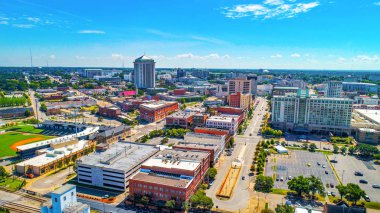 Montgomery Alabama şehir silüeti havadan.