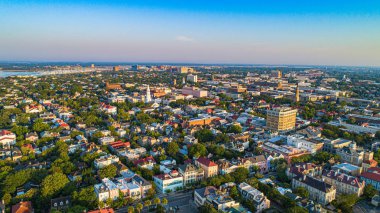 Rainbow Row ve Downtown Charleston, Güney Carolina, ABD Skyline havadan.
