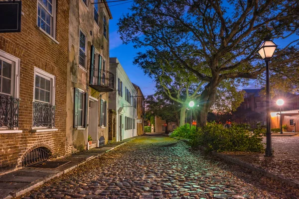 Charleston 'da tarihi Cobblestone yolu, Güney Carolina, ABD