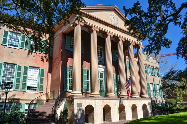 サウスカロライナ州チャールストン大学の本館コロニアル建築ランドルフホール — ストック写真